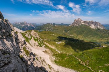 Vorarlberg Avusturya 'daki Lechquellen Dağları' nda Warth Schrocken yakınlarındaki Karhorn Via Ferrata 'ya tırmanıyorum.