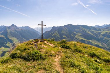 Vorarlberg Avusturya 'daki Lechquellen Dağları' nda Warth Schrocken yakınlarındaki Karhorn Via Ferrata 'ya tırmanıyorum.