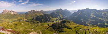 Vorarlberg Avusturya 'daki Lechquellen Dağları' nda Warth Schrocken yakınlarındaki Karhorn Via Ferrata 'ya tırmanıyorum.