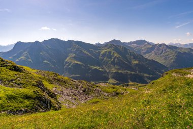 Vorarlberg Avusturya 'daki Lechquellen Dağları' nda Warth Schrocken yakınlarındaki Karhorn Via Ferrata 'ya tırmanıyorum.
