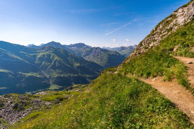 Vorarlberg Avusturya 'daki Lechquellen Dağları' nda Warth Schrocken yakınlarındaki Karhorn Via Ferrata 'ya tırmanıyorum.