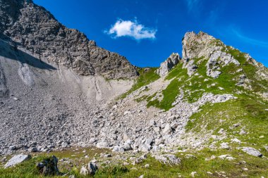 Vorarlberg Avusturya 'daki Lechquellen Dağları' nda Warth Schrocken yakınlarındaki Karhorn Via Ferrata 'ya tırmanıyorum.