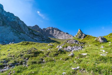 Vorarlberg Avusturya 'daki Lechquellen Dağları' nda Warth Schrocken yakınlarındaki Karhorn Via Ferrata 'ya tırmanıyorum.
