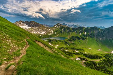 Bavyera 'daki Allgau Alpleri' nde Hinterstein yakınlarındaki Schrecksee Dağı 'na muhteşem bir yürüyüş.