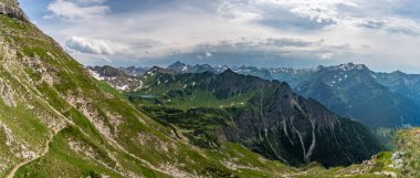 Bavyera 'daki Allgau Alpleri' nde Hinterstein yakınlarındaki Schrecksee Dağı 'na muhteşem bir yürüyüş.