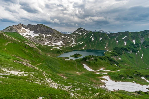 Bavyera 'daki Allgau Alpleri' nde Hinterstein yakınlarındaki Schrecksee Dağı 'na muhteşem bir yürüyüş.