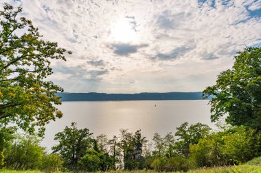 Constance Gölü 'nde Sipplingen ve Uberlingen yakınlarında muhteşem bir sonbahar yürüyüşü. Muhteşem manzarası, geçitleri, üzüm bağları, inekleri var.