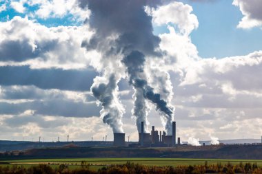 Elektrik Santrali soğutma kuleleri ile duman bayrak ufukta