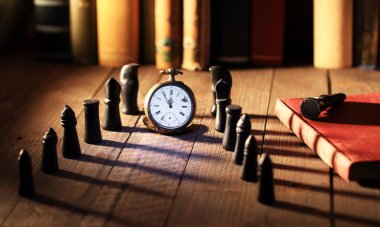 Zaman doluyor pencere dar, aydınlık bir kitaplıkla saat