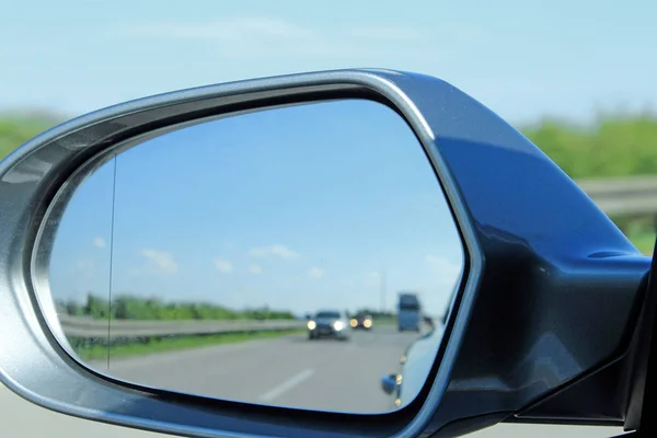Guardati Allo Specchio Laterale Dell Auto — Foto Stock