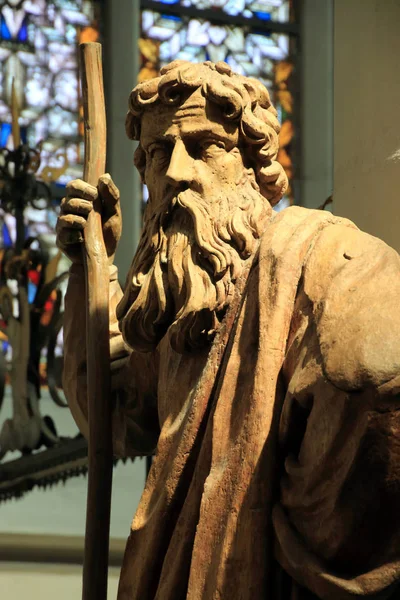 木的数字摩西与朝圣者的工作人员在教堂内 — 图库照片