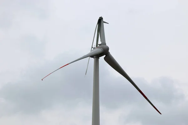 Väderkvarn Med Brutna Rotor Efter Storm — Stockfoto