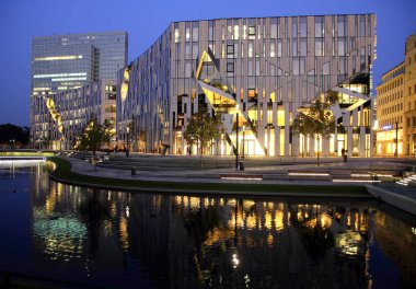 Düsseldorf 'taki Koenigsallee' de Koe-Bogen.