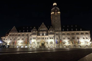 Remscheider Belediye Binası frontal view adlı gece, gece atış