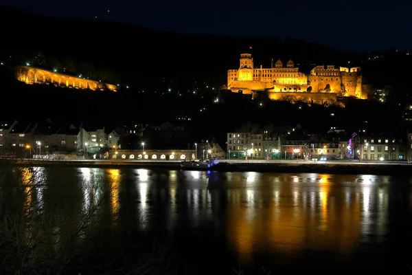 Kasteel van Heidelberg en Neckarufer in de avond verlicht — Stockfoto