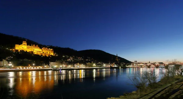 Heidelberg met kasteel en oude brug atmosferische in de avond — Stockfoto