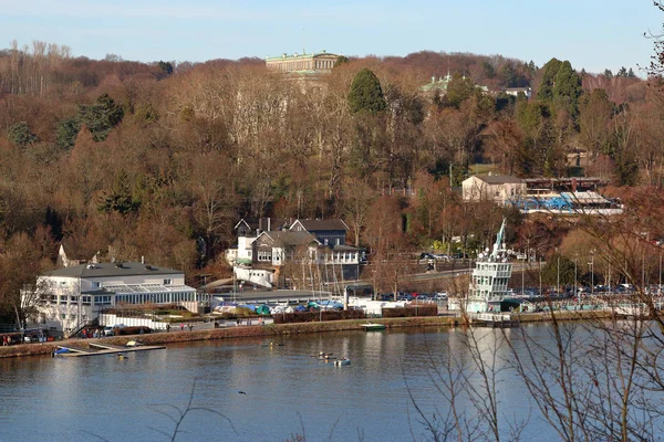 Bekijken van de stuurhut op Baldeneysee, boven met Villa Huegel — Stockfoto