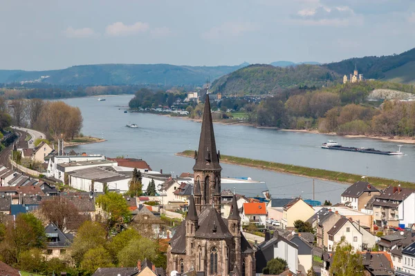 Uitzicht over Brohl en het Rijndal naar het kasteel Arenfels — Stockfoto