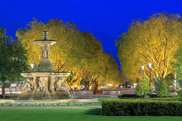 Fuente de conchas en el Kingsavenue en Düsseldorf por la noche — Foto de Stock