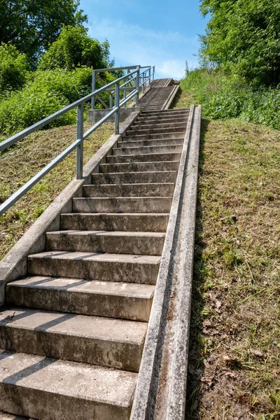 Бетонная лестница с дорожкой для велосипеда — стоковое фото