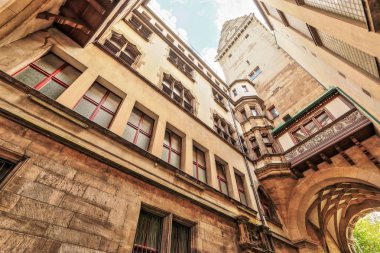 Duisburg Belediye Binası avlu ve geçit