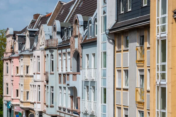 Fachadas de casas na cidade, aluguel de apartamentos — Fotografia de Stock