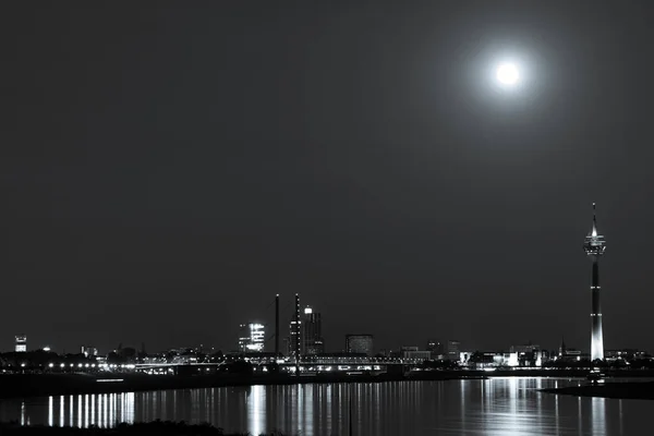 Duesseldorf Рисова Вежа Під Повним Місяцем — стокове фото