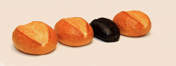 Сгоревшие булочка, черная овца