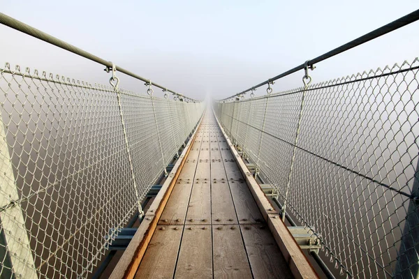 Malas Perspectivas Puente Colgante Niebla —  Fotos de Stock
