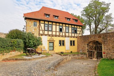 Amt Creuzburg 'da Creuzburg Şatosu müzesi olan bir avlu.