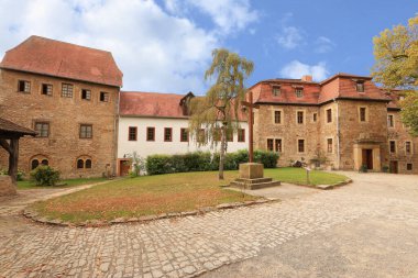 Burg Creuzburg 'un kayıt bürosu ile birlikte iç avluda.