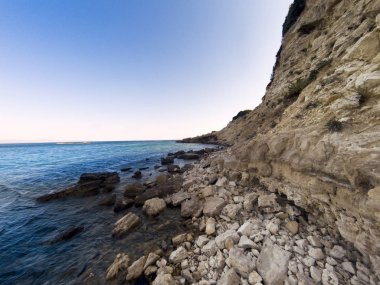 Kayalar ve denizde Demircili Bay çeşme Izmir Türkiye.