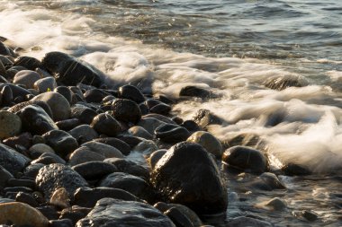 Dalgalar Stones taşlı sahilde çarptı.