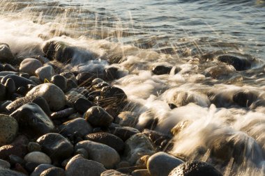 Dalgalar Stones taşlı sahilde çarptı.