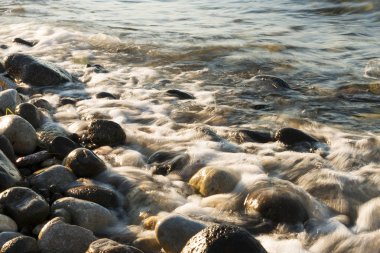 Dalgalar Stones taşlı sahilde çarptı.