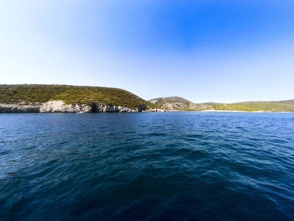 Kara Rocks Deniz Gökyüzü Yaz Sezonunda Manzara — Stok fotoğraf