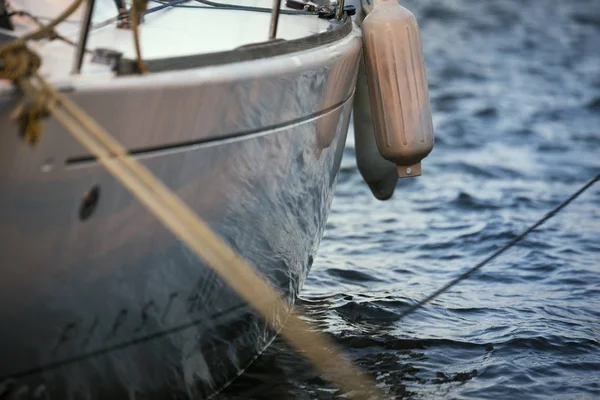 Côté Bateau Avec Des Ailes Dessus Mer — Photo