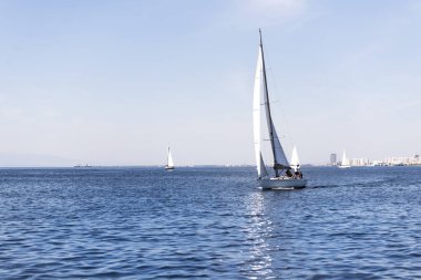 Izmir, Türkiye - 24 Eylül 2017: Izmir Körfez Şenliği, vardır dört Yelkenli deniz ve bazı insanlar üstünde o.