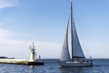 Izmir, Türkiye - 24 Eylül 2017: Izmir Körfez Şenliği, şurada bir yelkenli deniz ve bazı insanlar üstünde o.