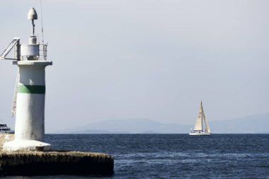 Izmir, Türkiye - 24 Eylül 2017: Izmir Körfez Şenliği, işte bir yelkenli ve deniz ve o bazı insanlar üzerinde deniz feneri görmek.