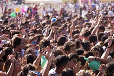 Izmir, Türkiye - 15 Ekim 2017: Kalabalık insanlara Izmir Buca Golet festivalde renkli toz boya.