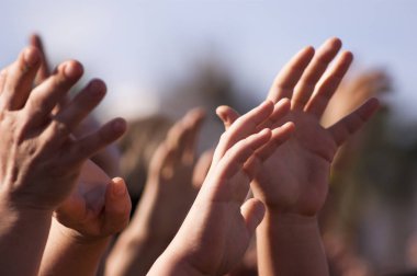 İnsanlar ellerini bir gün zaman konserde kalabalık.