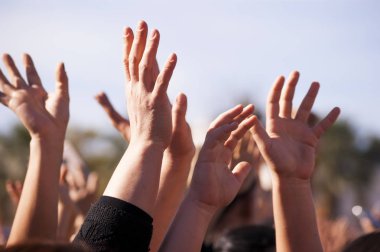 İnsanlar ellerini bir gün zaman konserde kalabalık.