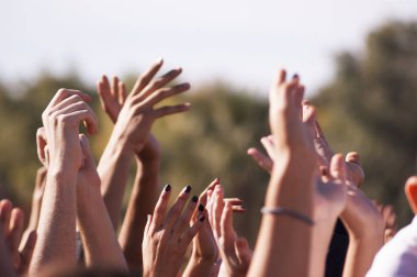 İnsanlar ellerini bir gün zaman konserde kalabalık.