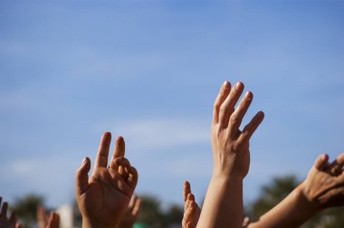 İnsanlar ellerini bir gün zaman konserde kalabalık.