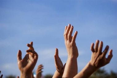 İnsanlar ellerini bir gün zaman konserde kalabalık.