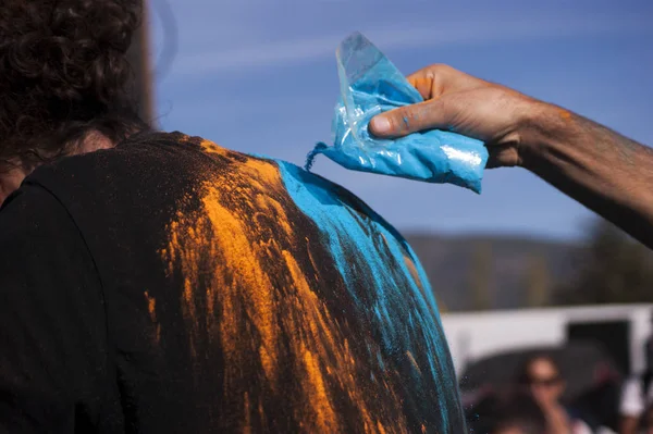 Farbpulverfarbe Auf Einem Mann Mit Schwarzem Hemd Beim Farbenfest Izmir — Stockfoto