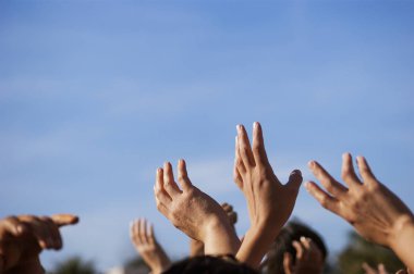 İnsanlar ellerini bir gün zaman konserde kalabalık.