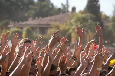 İnsanlar ellerini bir gün zaman konserde kalabalık.
