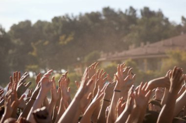 İnsanlar ellerini bir gün zaman konserde kalabalık.